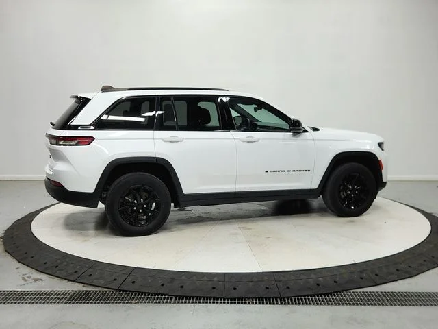 Used 2024 White Jeep Altitude image 9