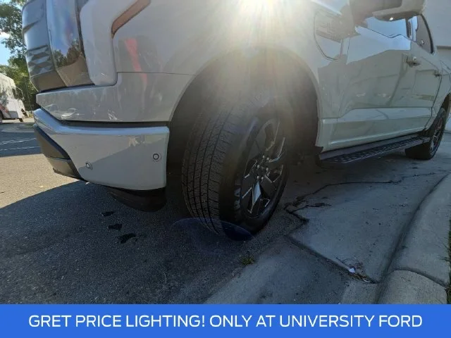 Used 2023 White Ford Lariat image 28