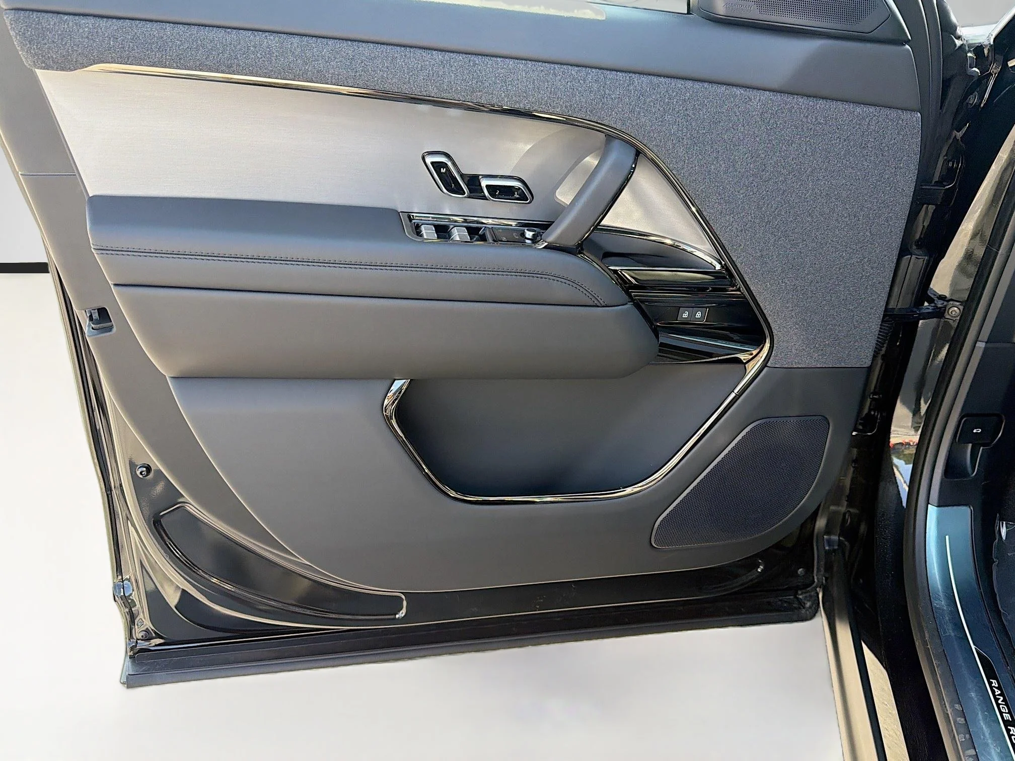 New 2026 Santorini Black Metallic Land Rover Dynamic SE image 22