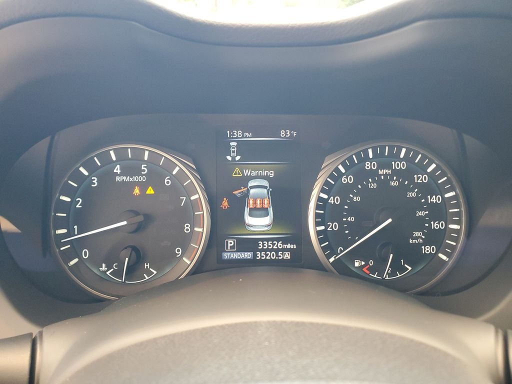 Used 2023 White INFINITI LUXE image 25