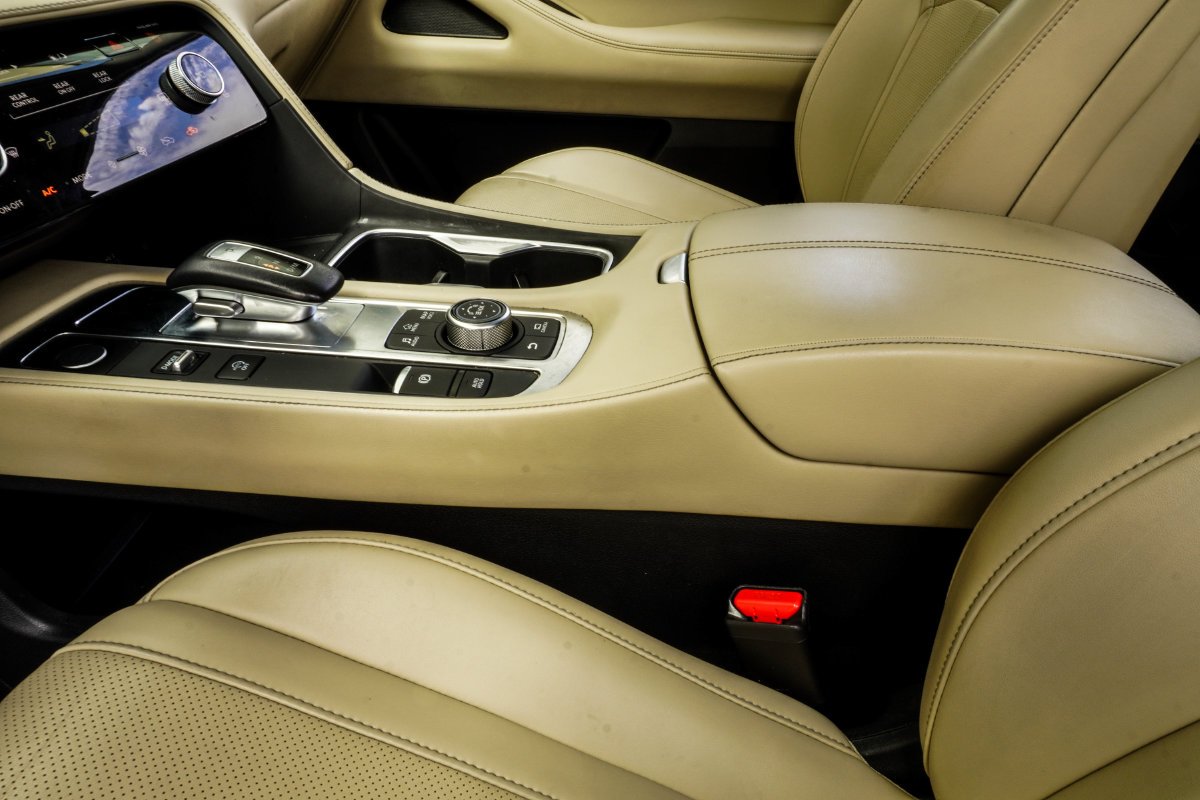 Used 2023 White INFINITI LUXE image 20