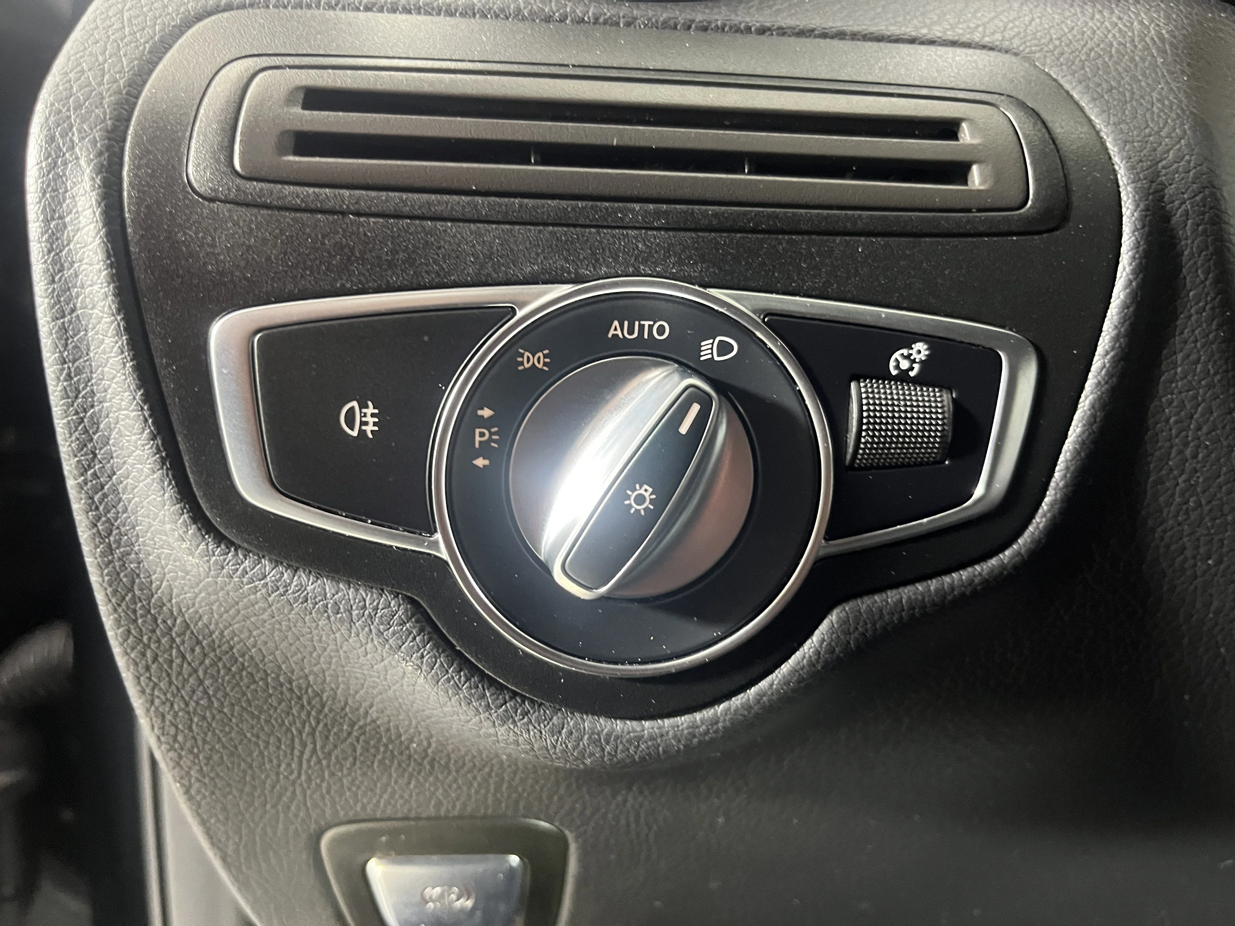 Used 2023 Obsidian Black Metallic Mercedes-Benz GLC 300 image 25