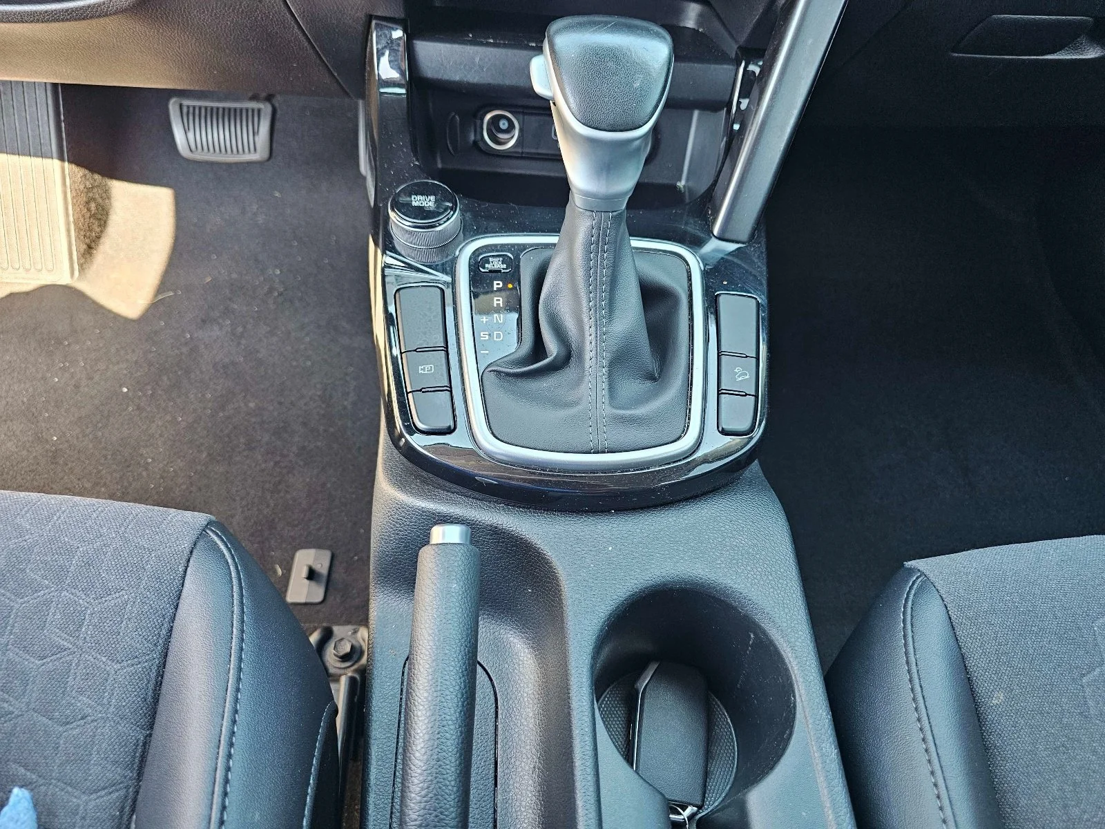 Used 2024 Clear White/Black Roof Kia S image 25