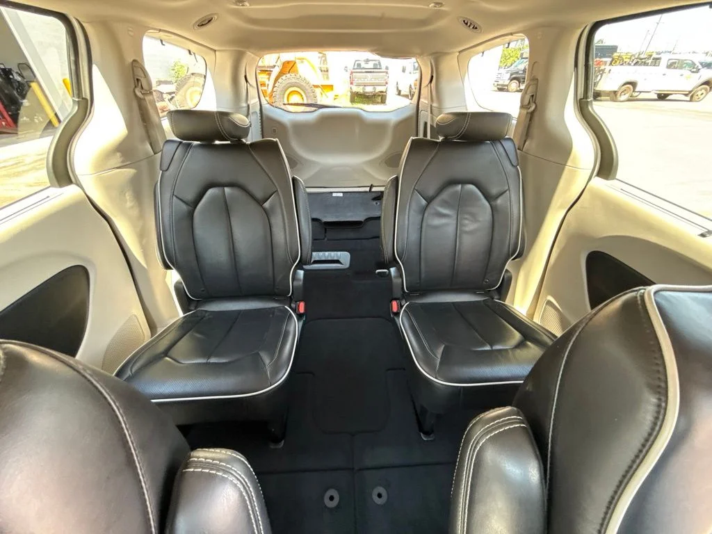 Used 2024 Bright White Clearcoat Chrysler Limited image 27