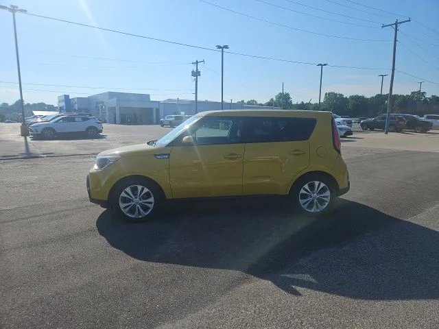 Used 2015 Yellow Kia Plus image 9