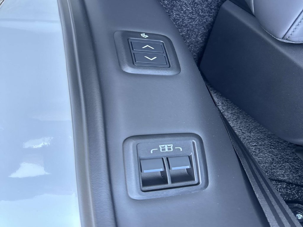 New 2027 Fuji White LAND ROVER  image 17