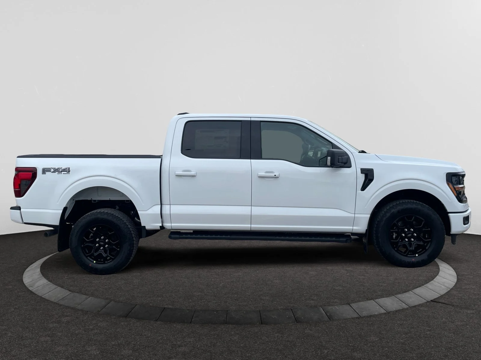 New 2026 Oxford White Ford XLT image 6