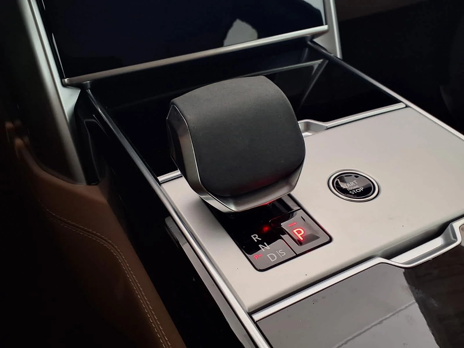 2025 Land Rover Range Rover SE - Photo 16
