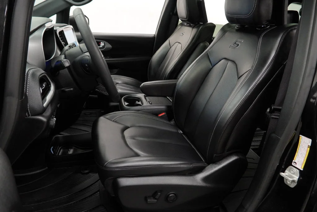 Used 2023 Black Chrysler Touring L image 3