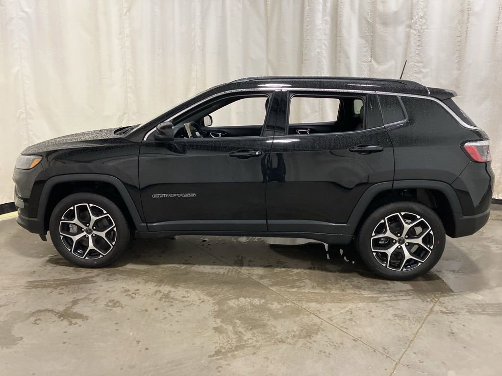 New 2026 Diamond Black Crystal Pearl-Coat Exterior Paint Jeep Limited image 16