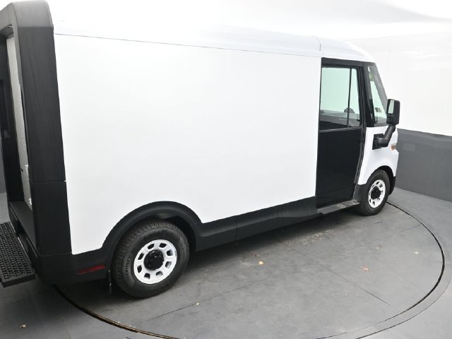 Used 2024 White BrightDrop  image 31