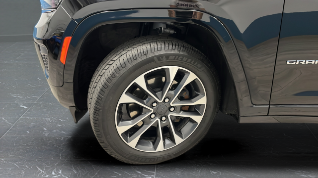Used 2023 Diamond Black Crystal Pearlcoat Jeep Overland image 40