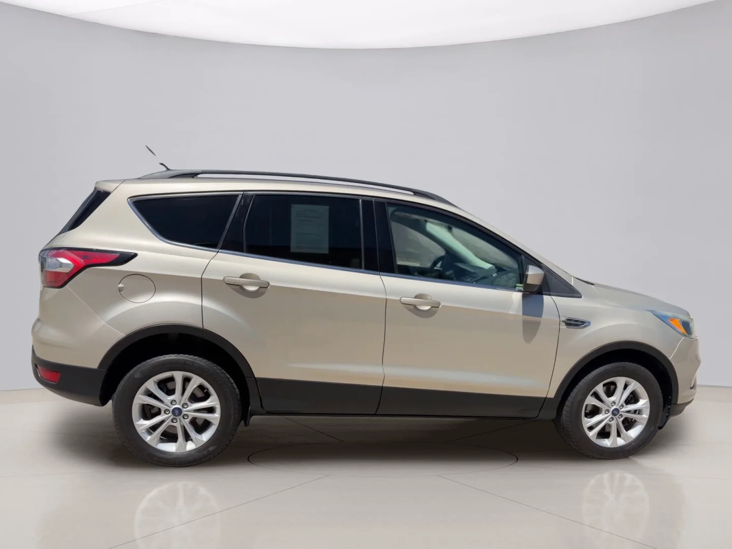 Used 2018 Gold Ford SE 4WD image 6