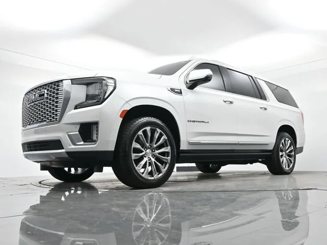 Used 2021 WHITE FROST TRICOAT GMC Denali image 28