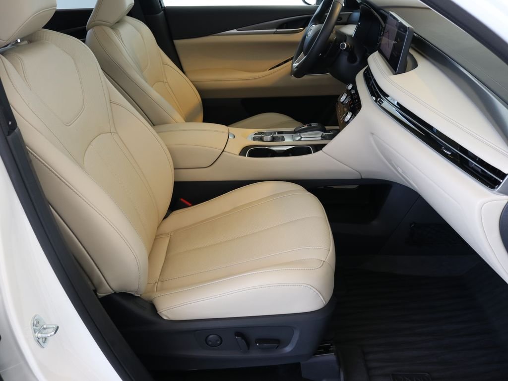 Certified Used 2025 White INFINITI LUXE image 45