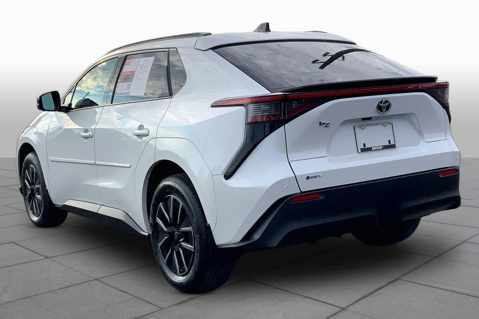 Used 2026 Wind Chill Pearl Toyota XLE Plus image 11