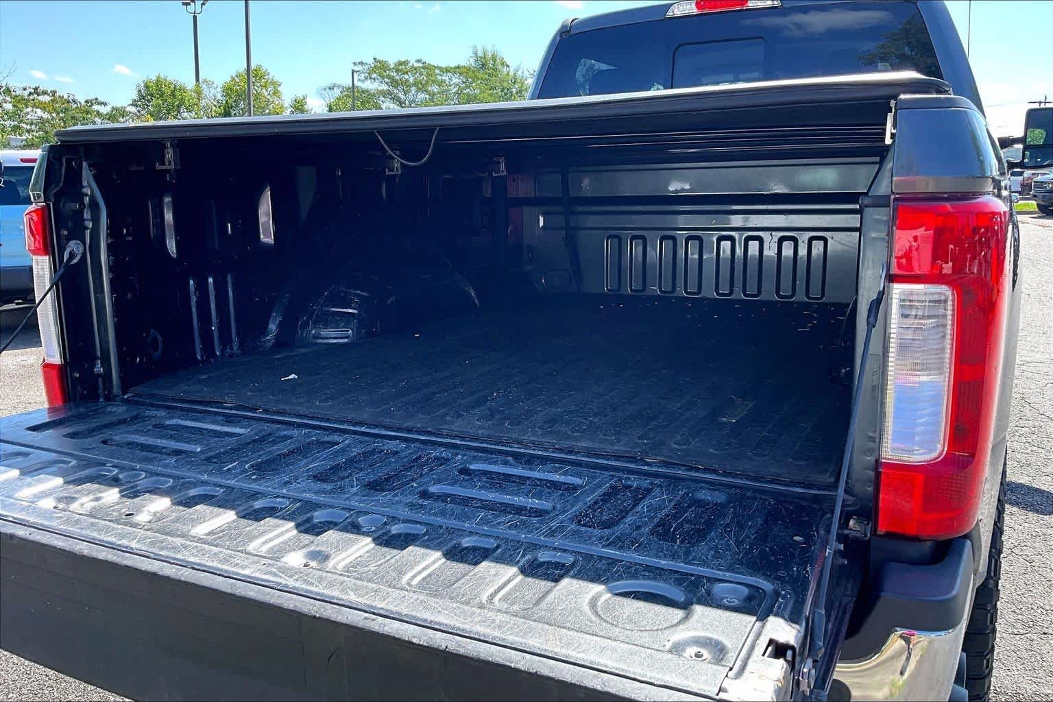 Used 2018 Magnetic Metallic Ford LARIAT image 33