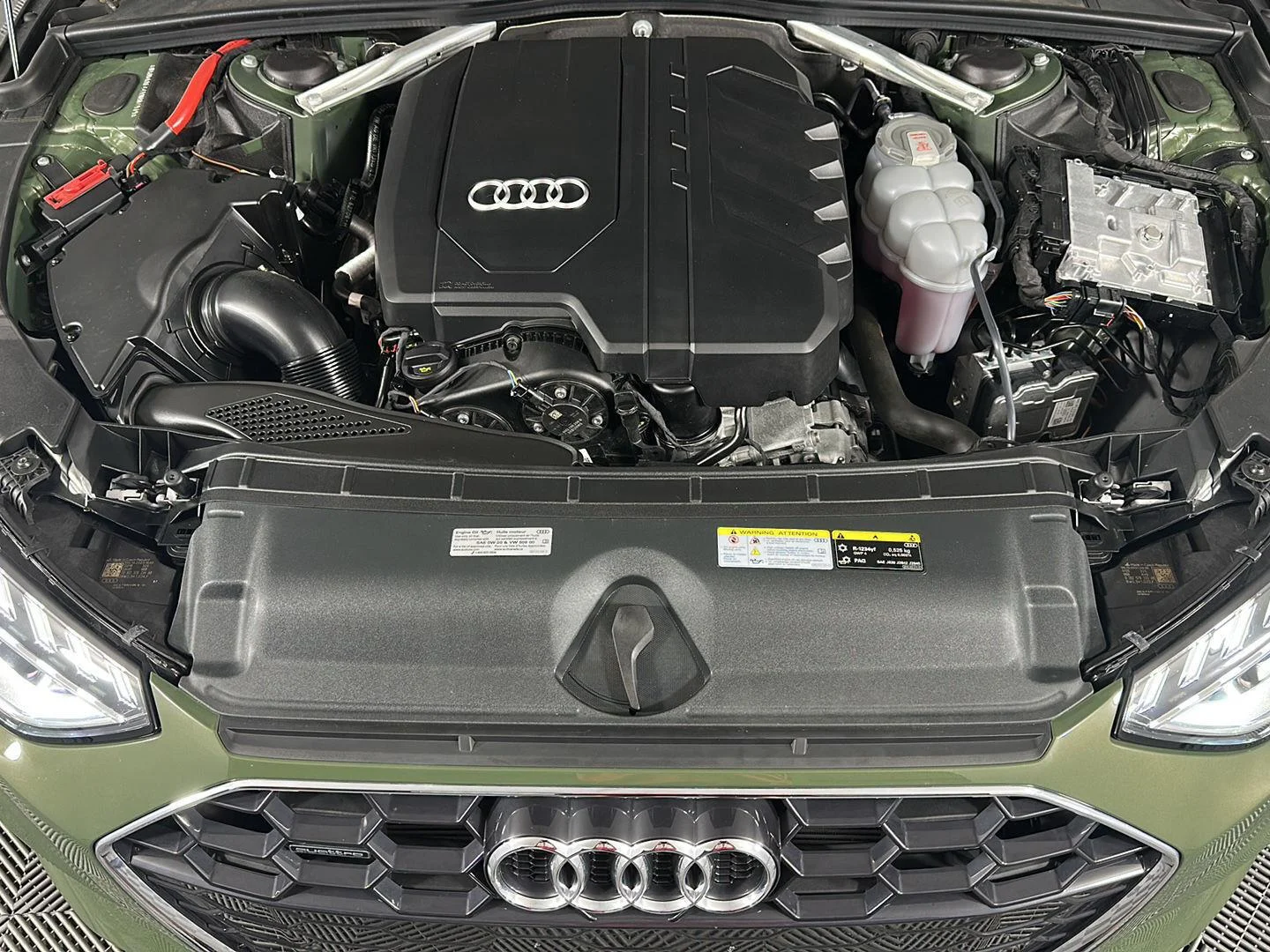 Used 2024 District Green Metallic Audi S line Premium image 3