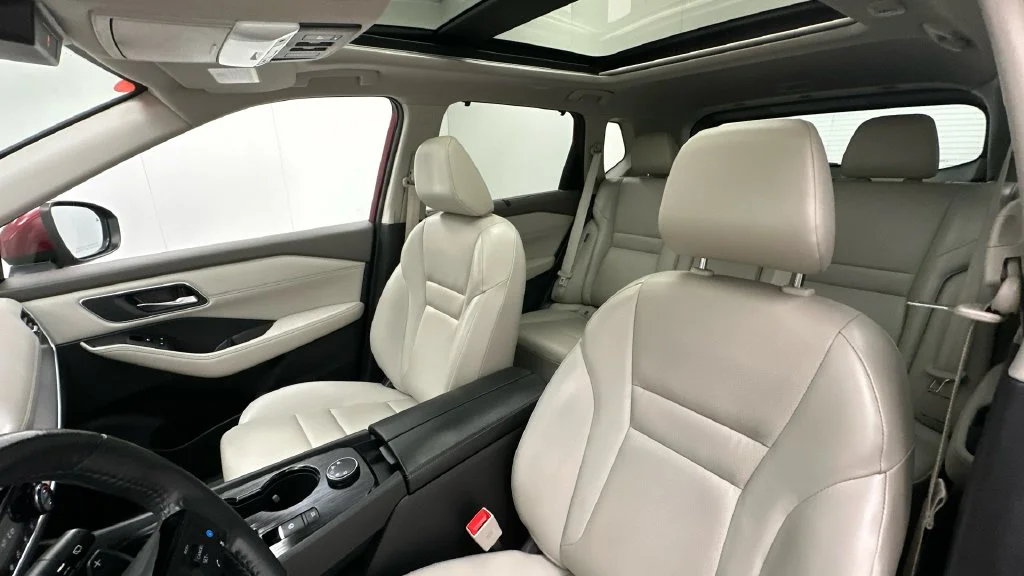 Used 2021 Red Nissan SV image 9