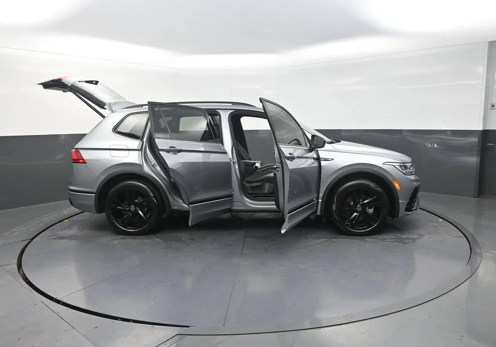 Used 2024  Volkswagen 2.0T SE R-Line Black image 38