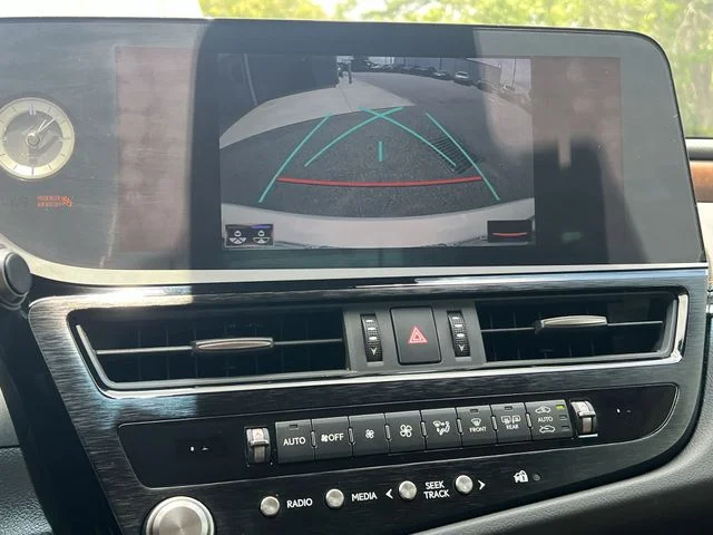 Used 2022 White Lexus 350 image 19
