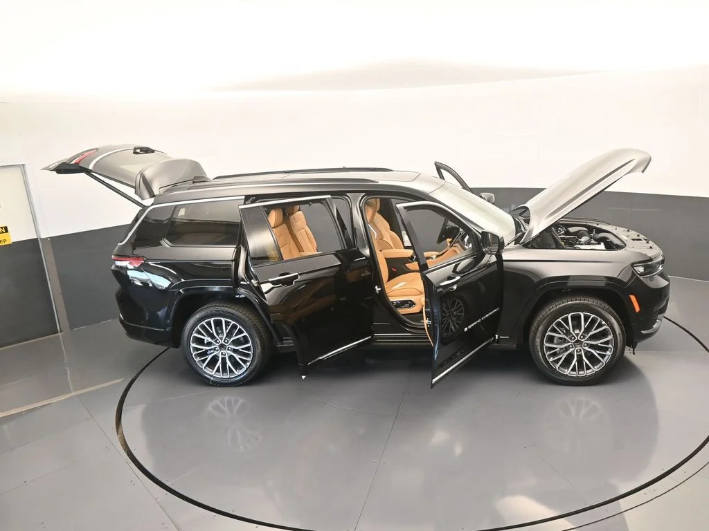 New 2025 Diamond Black Crystal Pearl-Coat Exterior Paint Jeep Summit image 69