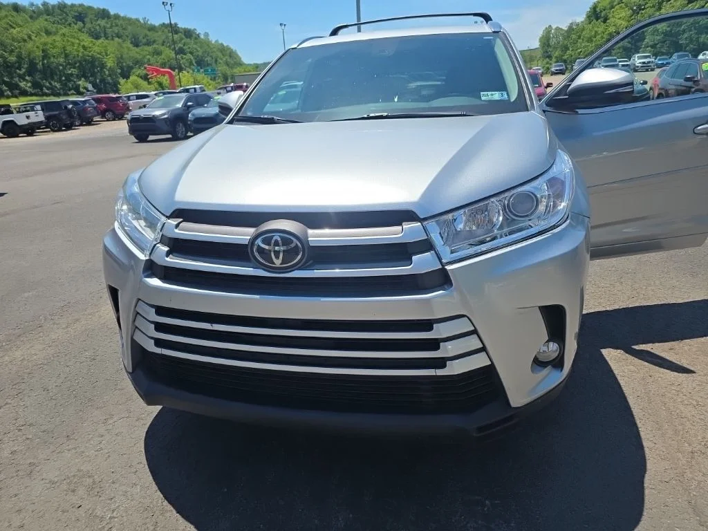 Used 2018 Silver Toyota XLE image 1