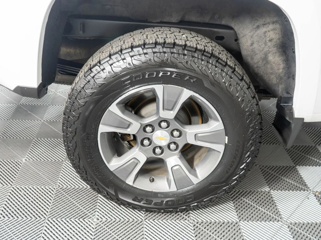 Used 2015 White Chevrolet Z71 image 30