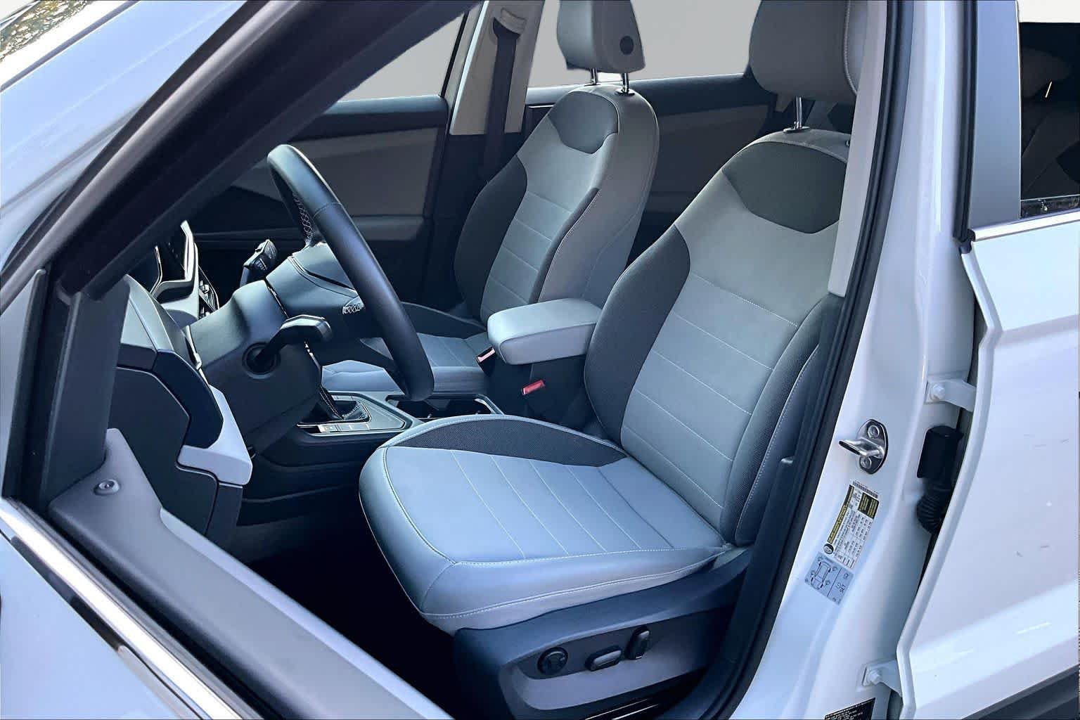 Used 2022 Pure White Volkswagen SE image 8