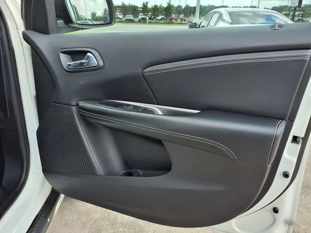Used 2017 White Dodge Crossroad image 20