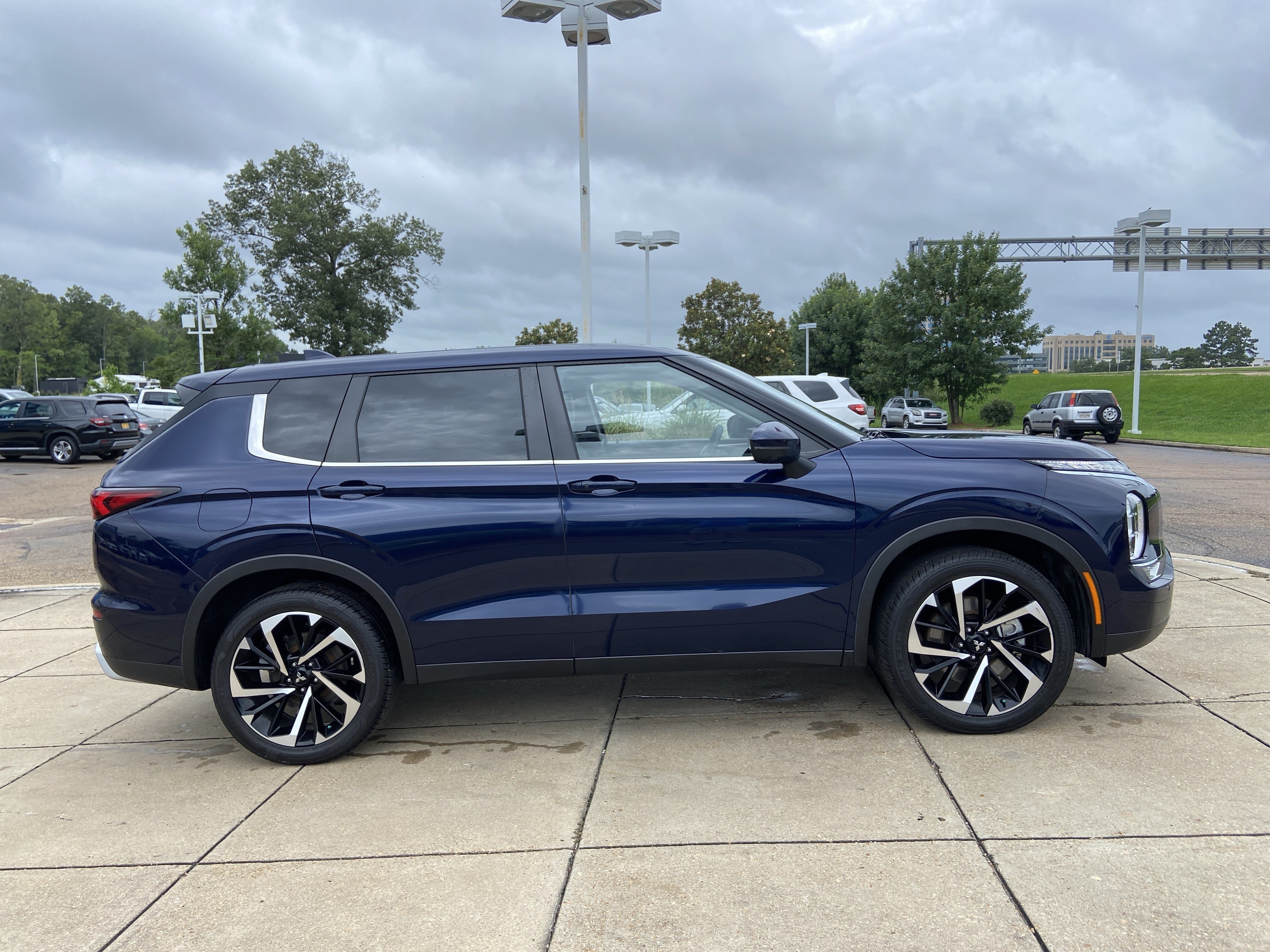 Used 2023 Cosmic Blue Metallic Mitsubishi SE image 15