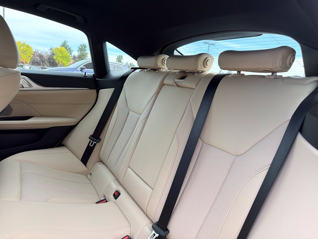 Used 2025 Alpine White BMW xDrive40 image 30