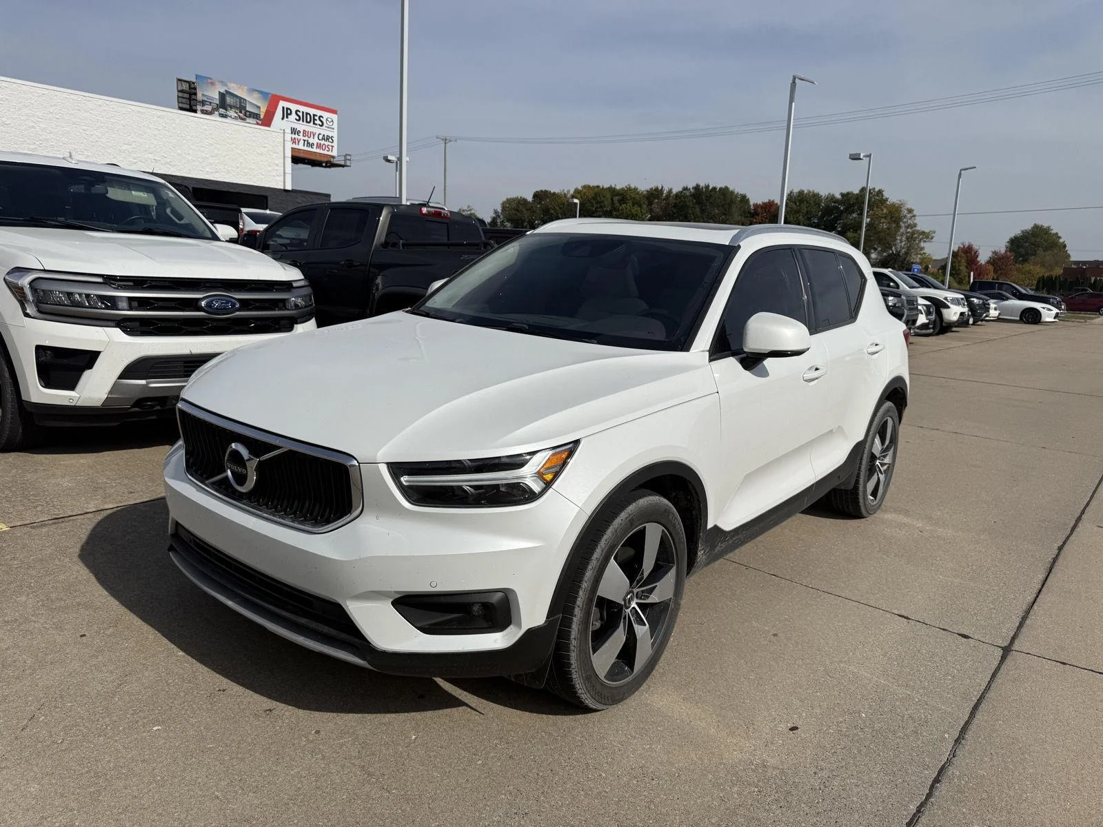 Used 2021  Volvo Momentum image 2