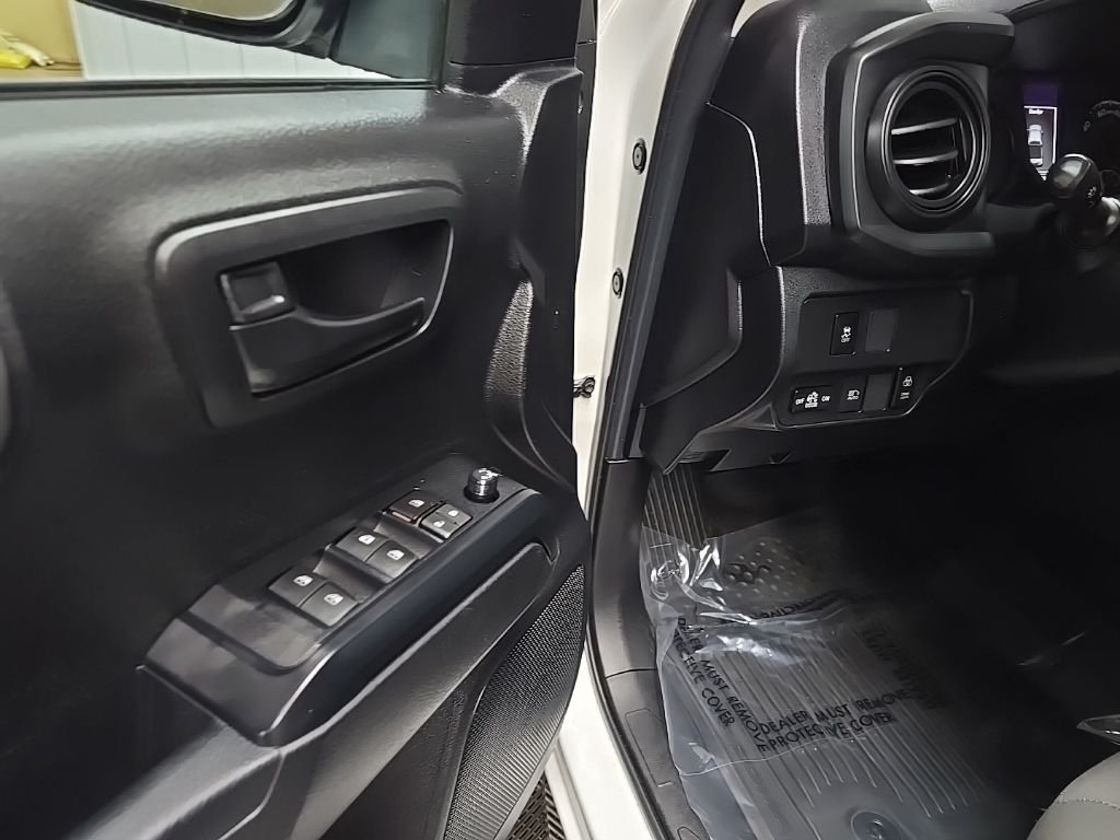 Used 2022 White Toyota SR image 27