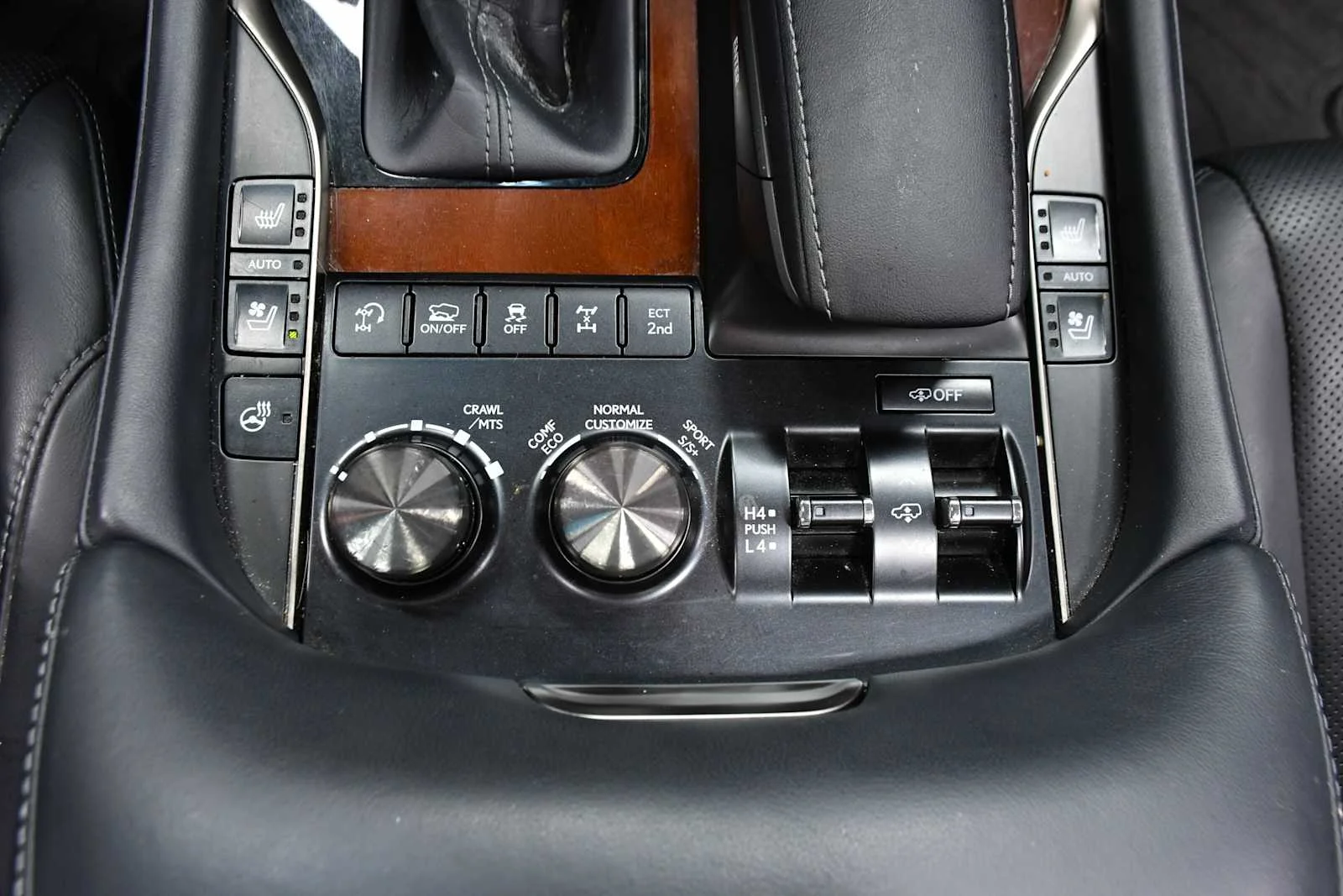Used 2019 Atomic Silver Lexus  image 23