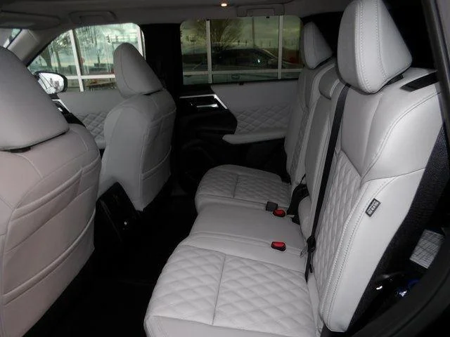 New 2025 Black Diamond/Alloy Silver Roof Mitsubishi SEL Platinum Edition image 16