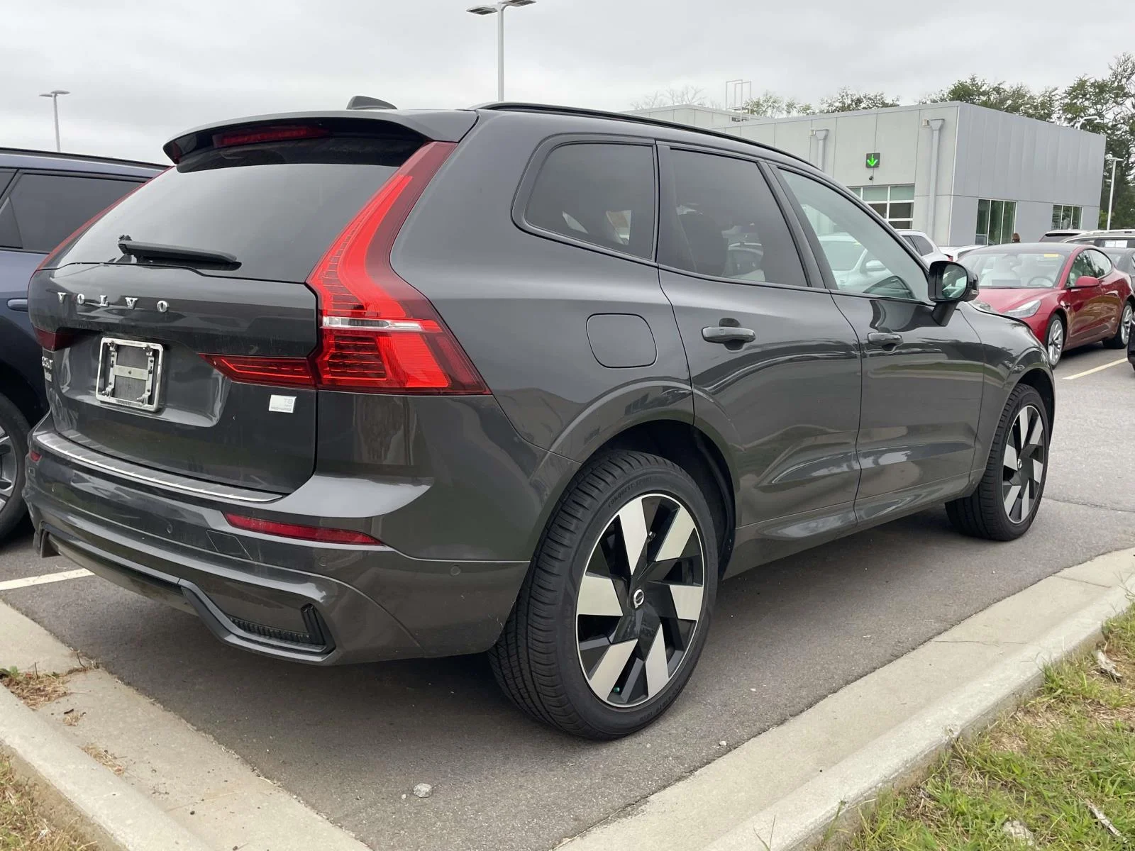 Used 2024 Platinum Grey Metallic Volvo Plus Dark Theme image 4