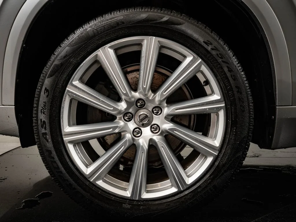 Used 2018 Bright Silver Metallic Volvo T6 Momentum image 13