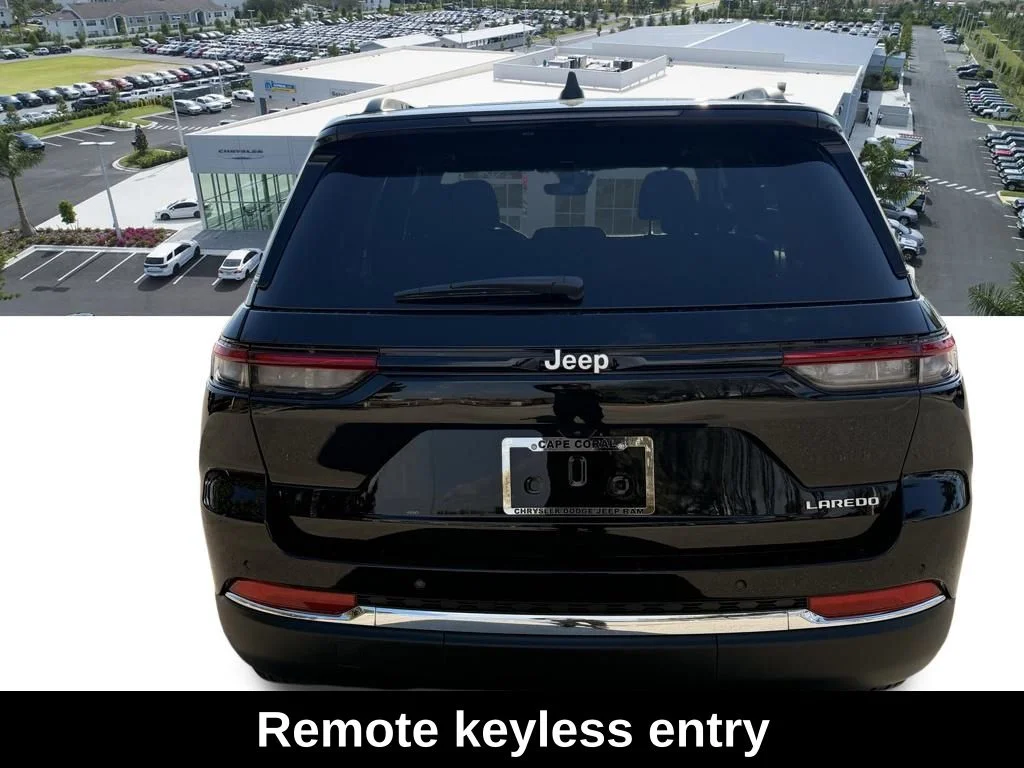 New 2026 Diamond Black Crystal Pearl-Coat Exterior Paint Jeep Laredo image 5