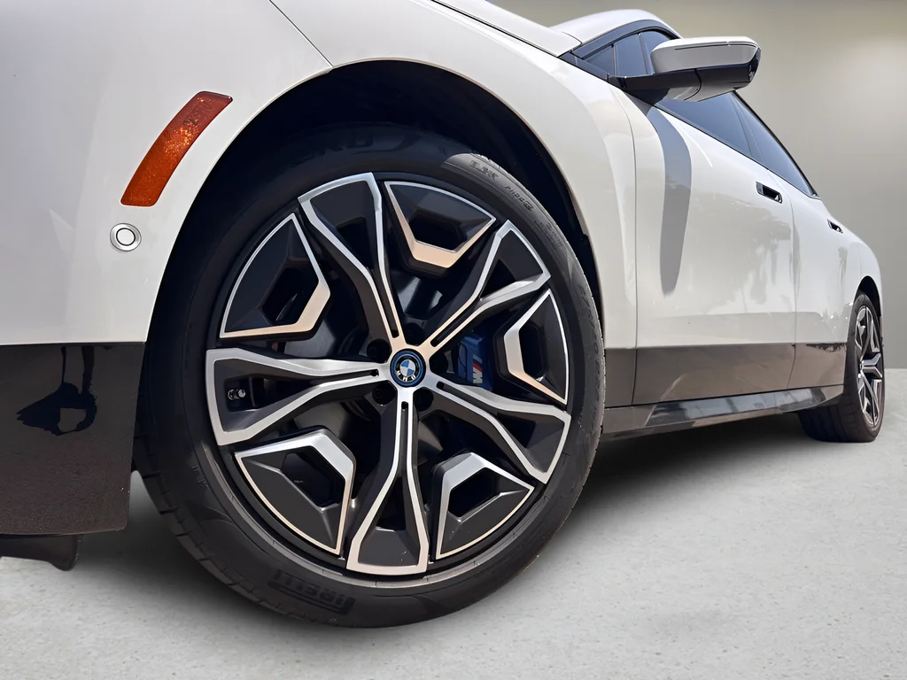 Used 2023 White BMW M60 image 29