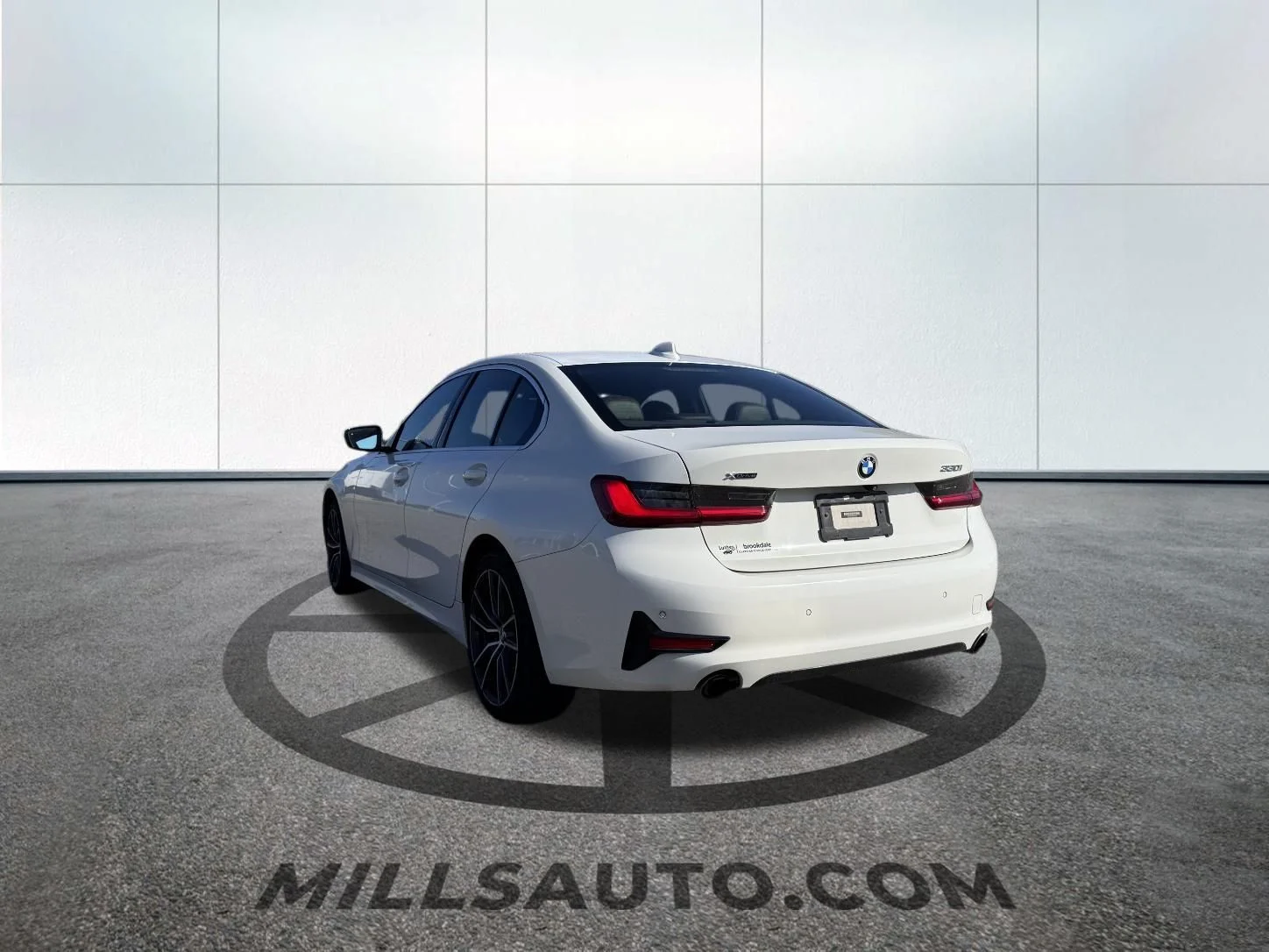 Used 2019 White BMW 330i xDrive image 4