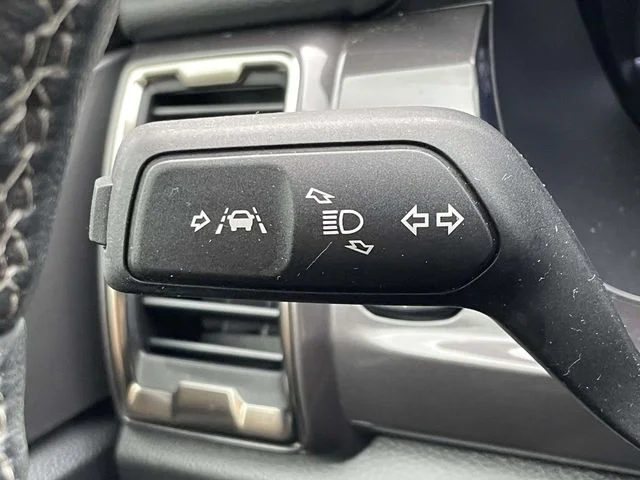 Used 2019 White Platinum Clearcoat Ford Lariat image 23