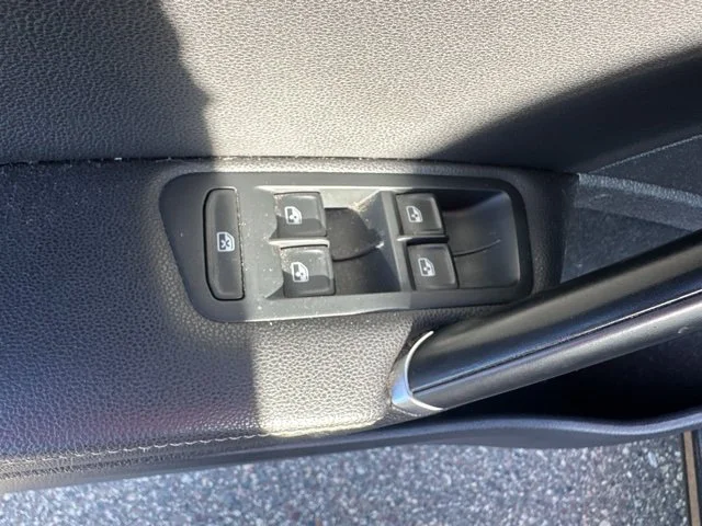 Used 2019 Black Volkswagen SE image 16