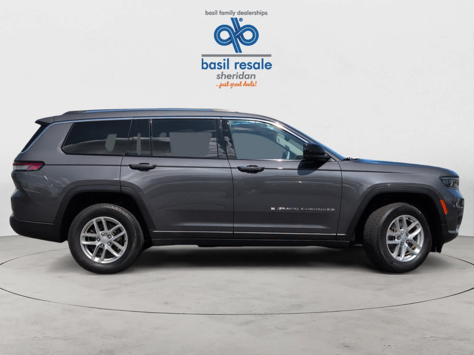 Used 2023 Baltic Gray Metallic Clearcoat Jeep Laredo image 7