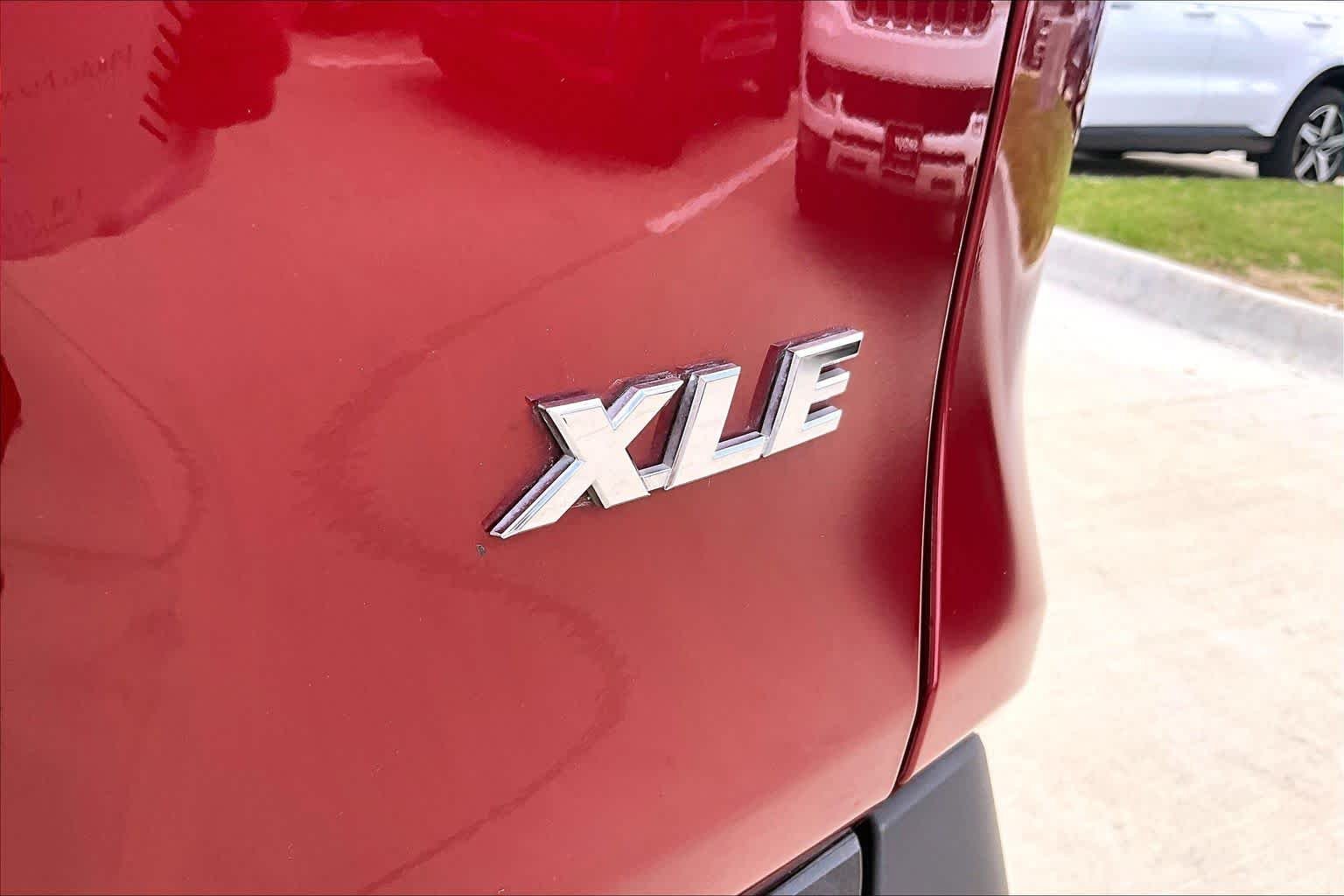 Used 2019 Ruby Flare Pearl Toyota XLE image 10