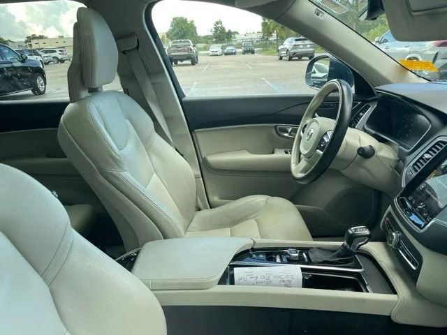 Used 2020 Blue Volvo Momentum image 8
