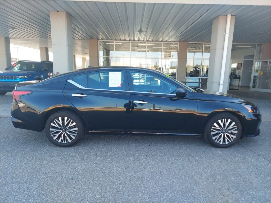 Used 2025 Black Nissan 2.5 SV image 9