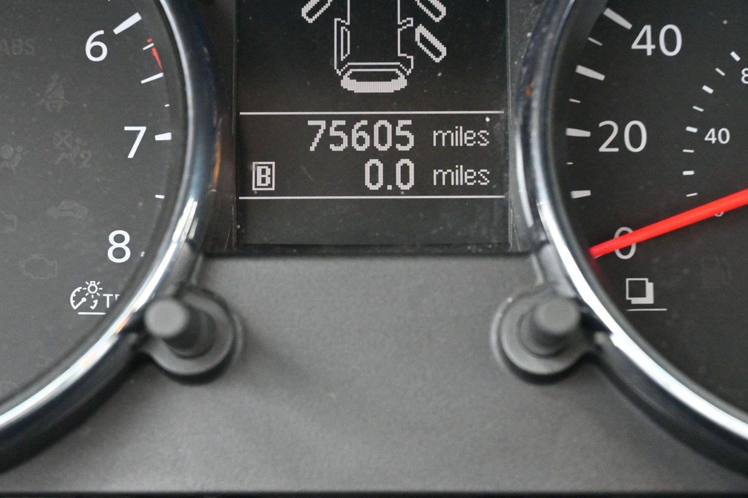 Used 2013 Brilliant Silver Nissan SL image 19