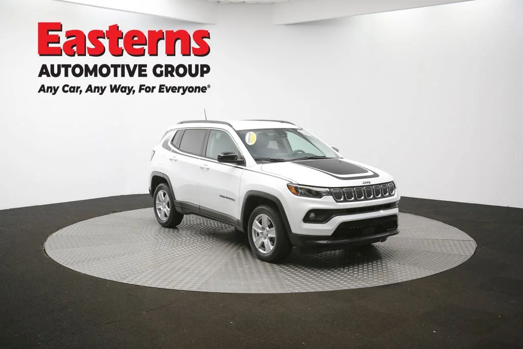 Used 2022 White Jeep Latitude image 47
