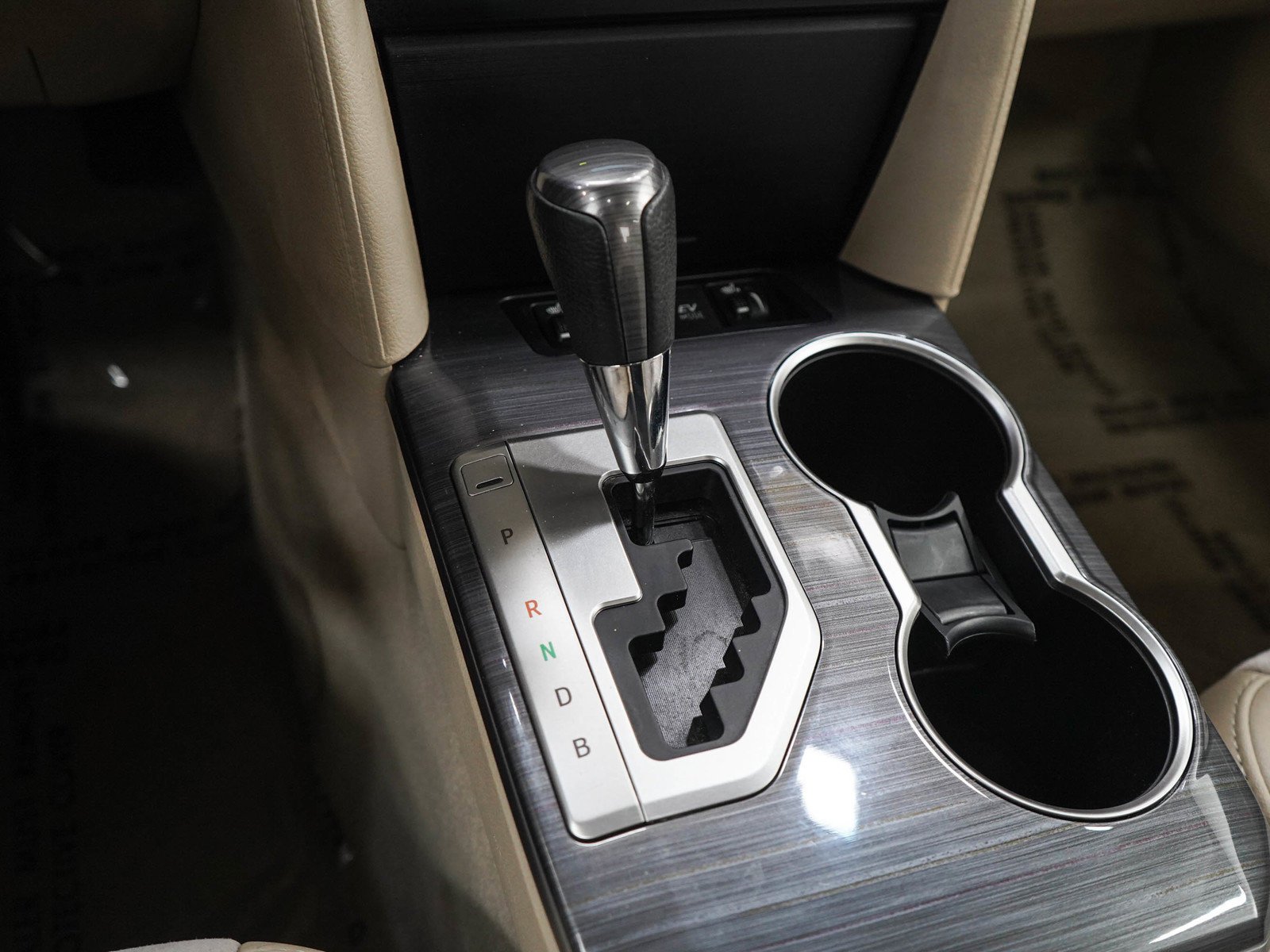Used 2014 Creme Brulee Mica Toyota 4dr Sdn XLE (Natl) *Ltd Avail* image 22
